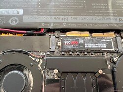 Laptop może pomieścić dwa jednostronne dyski SSD M.2-2280.