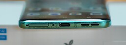 Dół: Gniazdo SIM, mikrofon, port USB-C, głośnik