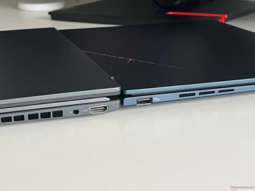 Zenbook Duo OLED (po lewej) vs. Zenbook 14 OLED (po prawej)