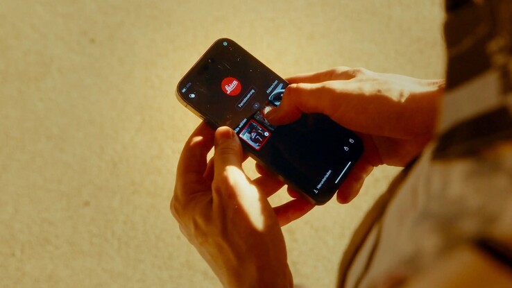 Zdjęcia z aparatu Leica D-Lux 8 można przesyłać bezprzewodowo do smartfona.