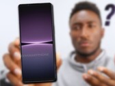 Pozostaje czekać, czy Sony posłucha mądrych słów MKBHD i wyda Xperię 1 V w bardziej uporządkowany sposób. (Źródło obrazu: MKBHD/@OnLeaks - edytowane)