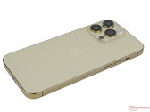 IPhone 14 Pro Max ma nieco gorszy czas pracy na baterii niż jego poprzednik. (Źródło obrazu: NotebookCheck)