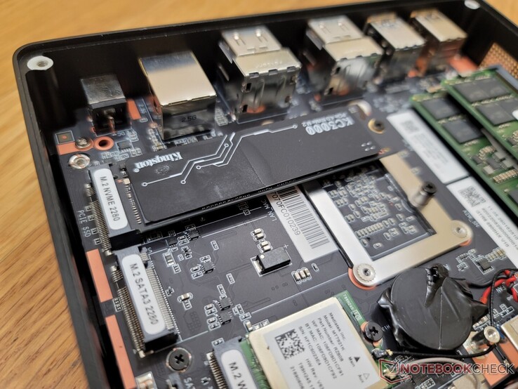 System może obsługiwać jeden dysk SSD M.2 2280 PCIe4 x4 NVMe i jeden wolniejszy dysk SSD M.2 2280 SATA III
