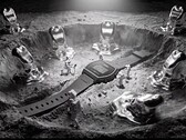 Zegarek cyfrowy Casio x GRAGG LW-204GRAGG-1BDF wyeksponowany na rzeźbiarskiej srebrnej podstawce, otoczony miniaturowymi figurkami astronautów oraz przedmiotami inspirowanymi stopionym metalem.