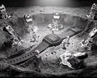 Zegarek cyfrowy Casio x GRAGG LW-204GRAGG-1BDF wyeksponowany na rzeźbiarskiej srebrnej podstawce, otoczony miniaturowymi figurkami astronautów oraz przedmiotami inspirowanymi stopionym metalem.