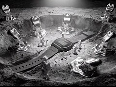 Zegarek cyfrowy Casio x GRAGG LW-204GRAGG-1BDF wyeksponowany na rzeźbiarskiej srebrnej podstawce, otoczony miniaturowymi figurkami astronautów oraz przedmiotami inspirowanymi stopionym metalem.