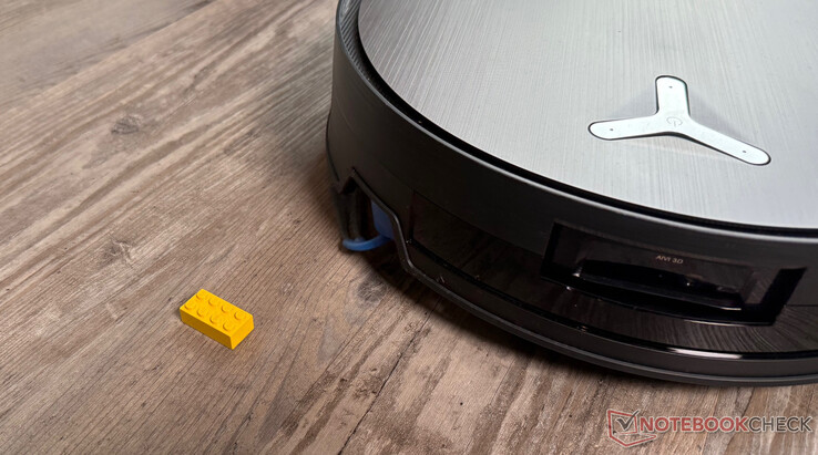 Ecovacs Deebot X11 OmniCyclone rozpoznał nawet tę małą listwę zaciskową w teście