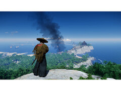 Ujęcie krajobrazu z Ghost of Tsushima przedstawiające Jina stojącego na górze z widokiem na wyspę. (Źródło obrazu: Steam)