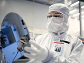 Intel dąży do osiągnięcia progu rentowności odlewni w 2027 r., ponieważ węzeł 18A wchodzi w fazę wzrostu wolumenu. Na zdjęciu: Pracownik trzymający wafel krzemowy (źródło zdjęcia: Intel)