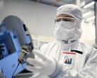 Intel dąży do osiągnięcia progu rentowności odlewni w 2027 r., ponieważ węzeł 18A wchodzi w fazę wzrostu wolumenu. Na zdjęciu: Pracownik trzymający wafel krzemowy (źródło zdjęcia: Intel)