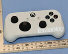 Nowy kontroler Xbox firmy Microsoft ma stosunkowo przysadzistą formę.