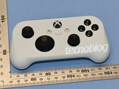 Nowy kontroler Xbox firmy Microsoft ma stosunkowo przysadzistą formę.