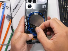 Aktywny system chłodzenia RedMagic 11 Pro ujawniony. (JerryRigEverything na YouTube)