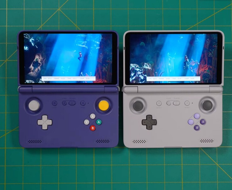 Retroid Pocket Flip 2 Dimensity 1100 (po lewej) obok oryginalnego modelu Snapdragon 865 (po prawej), oba uruchamiają tę samą grę podczas testów porównawczych. (Źródło obrazu: Retro Game Corps na YouTube)
