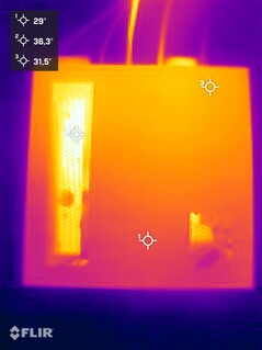 Minisforum MS-02 Ultra podczas testu obciążeniowego (górna strona)