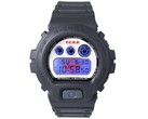 Model Casio G-Shock DW-6900 x F.C. Real Bristol z włączonym niebieskim podświetleniem EL, odsłaniającym ukryte czerwone logo Bristol za wyświetlaczem cyfrowym.