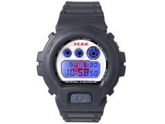 Model Casio G-Shock DW-6900 x F.C. Real Bristol z włączonym niebieskim podświetleniem EL, odsłaniającym ukryte czerwone logo Bristol za wyświetlaczem cyfrowym.