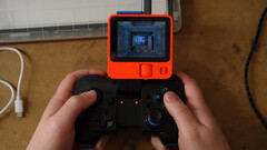 Granie na Rabbit R1 nie jest takie złe, jeśli ma się kontroler bezprzewodowy i nie przeszkadza mały ekran (źródło obrazu: Bringus Studios)