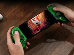 Nieoficjalny Hollow: Knight Silksong został zaktualizowany do wersji 1.0.5b. Na zdjęciu: gra uruchomiona na telefonie. (Źródło zdjęcia: GameSir - edytowane)