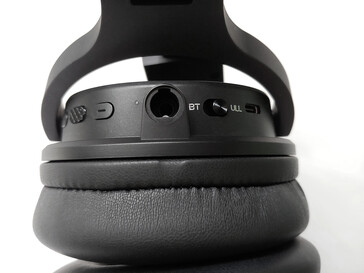 Duże przyciski sterujące, port USB-C i gniazdo audio 3,5 mm (1/8