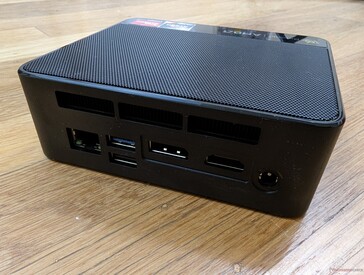 Tył: Gigabit RJ-45, USB-A 3.2, USB-A 2.0, DisplayPort 1.4, HDMI 2.0