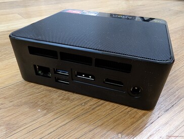 Tył: Gigabit RJ-45, USB-A 3.2, USB-A 2.0, DisplayPort 1.4, HDMI 2.0