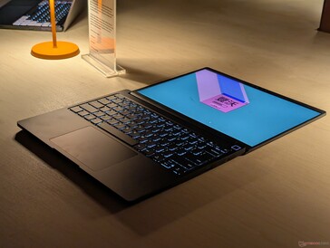 Na szczęście zawiasy w nowej konstrukcji nadal mogą otwierać się o pełne 180 stopni, co jest cechą, którą uwielbialiśmy w oryginalnym modelu