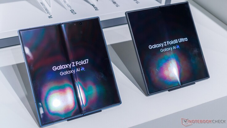 Zagięcie na Galaxy Z Fold7 (prawdopodobnie powstałe w wyniku użytkowania) w porównaniu z nowym Galaxy Z Fold8 Ultra.
