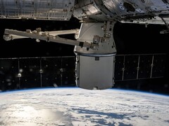 Obraz przedstawiający satelitę krążącego wokół Ziemi. (Źródło zdjęcia: SpaceX-Imagery - Pixabay)