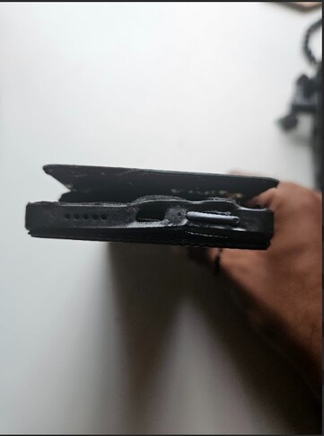 Spodnia strona eksplodującego Xiaomi Redmi Note 13 Pro 5G (źródło obrazu: Sri Varshan; zrzut ekranu)