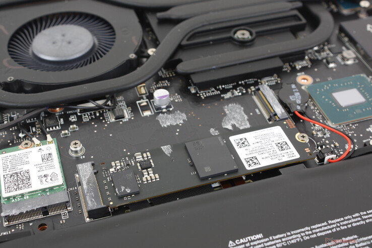 Dwa gniazda M.2 PCIe4 x4 NVMe 2280. System nie zawiera podkładek termicznych pod dyski