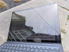 Na świeżym powietrzu przy jasnym, zachmurzonym niebie