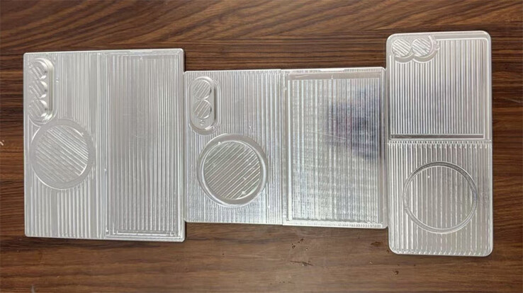 Galaxy Z Fold8, Galaxy Z Wide Fold i Galaxy Z Flip8, od lewej do prawej, w stanie rozłożonym.