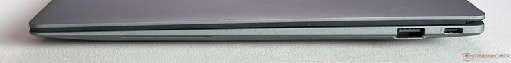 Po prawej: USB-A 3.2 Gen 2 (10 Gbps), USB-C 4.0 z Thunderbolt 4 (40 Gbps, DisplayPort 1.4, Power Delivery 3.0)