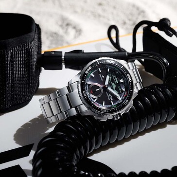 Lifestylowe zdjęcie Citizen Promaster Wave Tracker JV3001-53E spoczywającego obok czarnego sprzętu żeglarskiego i akcesoriów morskich.