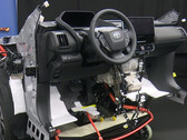 Nowe pojazdy elektryczne Toyoty same jeżdżą na linii montażowej (zdjęcie: Toyota/YT)