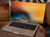 VisionBook Air Max Ultra: produkt z kreatywnej i humorystycznej wyobraźni YouTubera (Zdjęcie: Luke Miani)