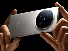 Vivo X300 Pro będzie nieco mniejszy niż X200 Ultra na zdjęciu. (Źródło zdjęcia: Vivo)