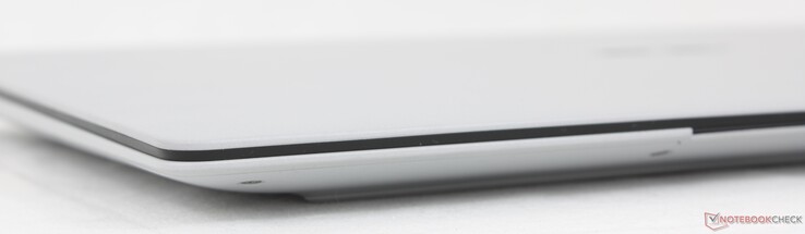 Przód: Brak portów