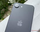 IPhone 16e ma stosunkowo powściągliwy design, nawet jak na standardy Apple. (Źródło obrazu: Notebookcheck)