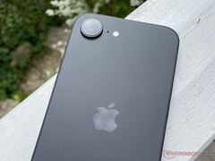 IPhone 16e ma stosunkowo powściągliwy design, nawet jak na standardy Apple. (Źródło obrazu: Notebookcheck)