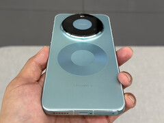 Huawei Mate 80 Pro Max w jasnoniebieskim wykończeniu. (Źródło zdjęcia: fenibook)