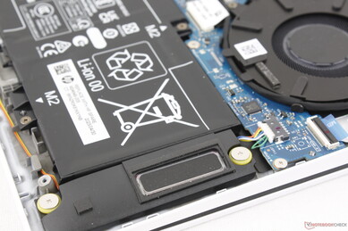 Skierowane w dół głośniki stereo w przednich rogach nie wykazują grzechotania nawet przy wysokich ustawieniach głośności