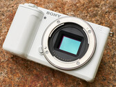 Sony ZV-E10 został wprowadzony na rynek w 2021 roku jako kompaktowy aparat APS-C z mocowaniem Sony E i wieloma możliwościami klasy premium. (Źródło zdjęcia: Sony)