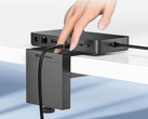 Surface Thunderbolt 4 Dock i jego uchwyt biurkowy kosztują łącznie 329,98 USD. (Źródło obrazu: Cable Matters)