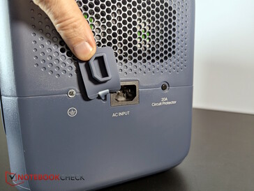 Port ładowania AC znajduje się po prawej stronie, wraz z dwoma wentylatorami chłodzącymi.