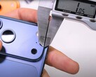 Tester wytrzymałości Zack Nelson twierdzi, że "Scratchgate" na iPhonie 17 Pro jest prawdziwe i jest wyłącznie winą Apple. (Źródło zdjęcia: JerryRigEverything)