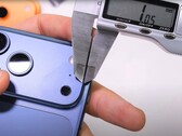 Tester wytrzymałości Zack Nelson twierdzi, że "Scratchgate" na iPhonie 17 Pro jest prawdziwe i jest wyłącznie winą Apple. (Źródło zdjęcia: JerryRigEverything)