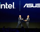 Szefowie Intela i Asusa śmieją się podczas prezentacji na targach Computex. (zdjęcie: Andreas Sebayang/Notebookcheck.com)