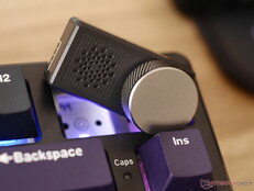 Metalowe pokrętło jest konfigurowalne i zdejmowane. 